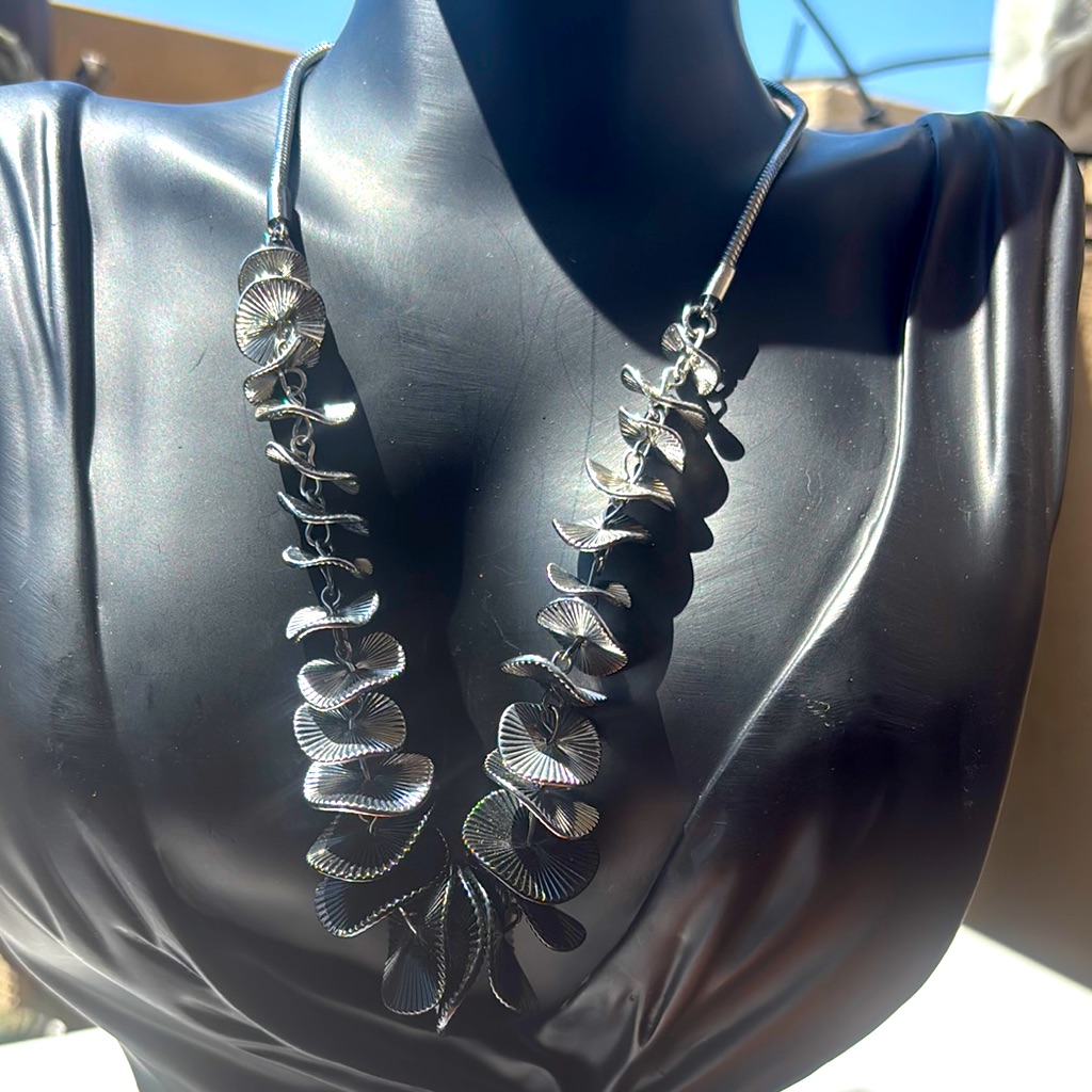 Vintage Vera Wang Silver-Tone Black Disc Statement Necklace 16 35$